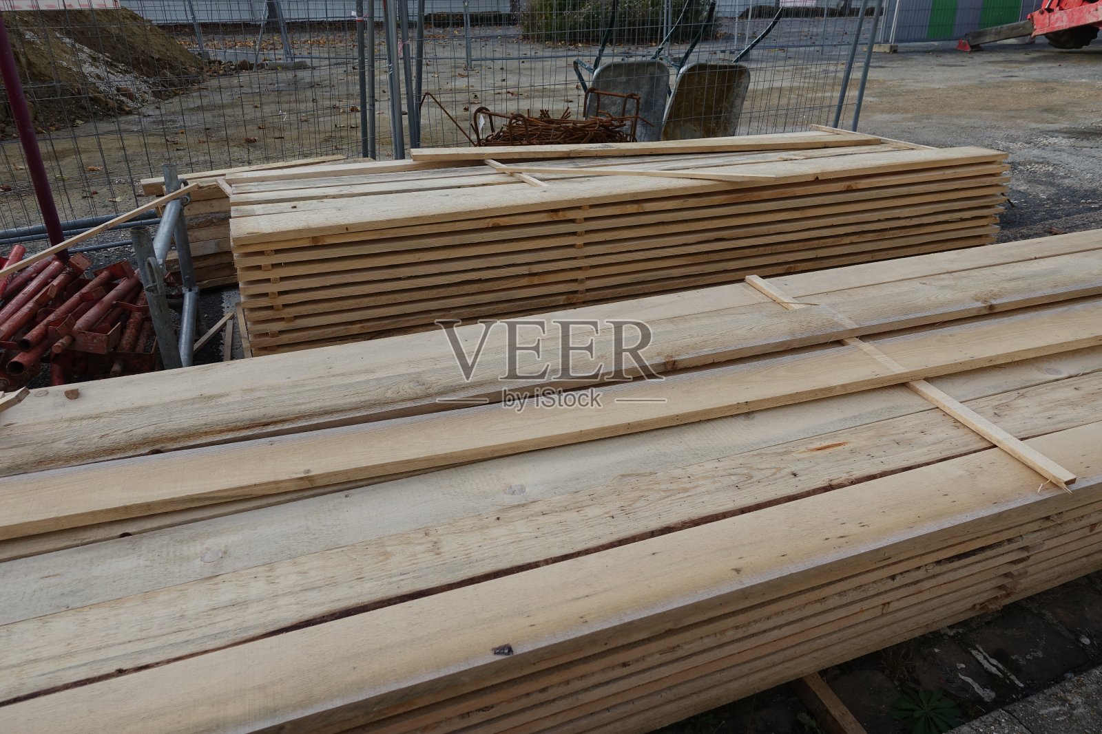 施工现场存放木板及设备照片摄影图片