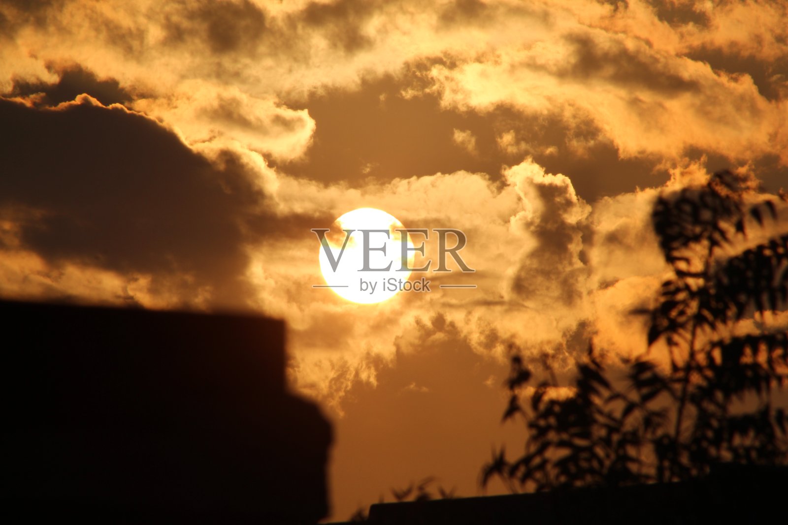 美丽的太阳背景黑暗的阳光背景高清太阳背后的云村上午的氛围照片摄影图片