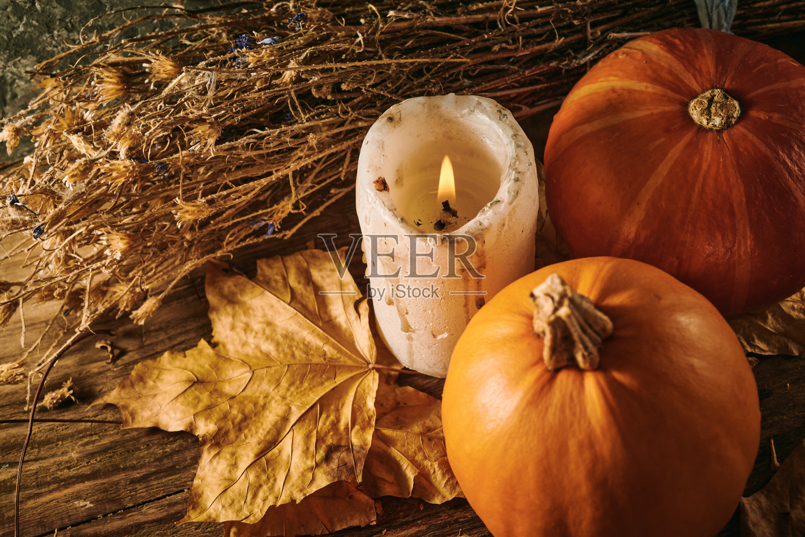 秋天的南瓜和木制背景上的蜡烛照片摄影图片