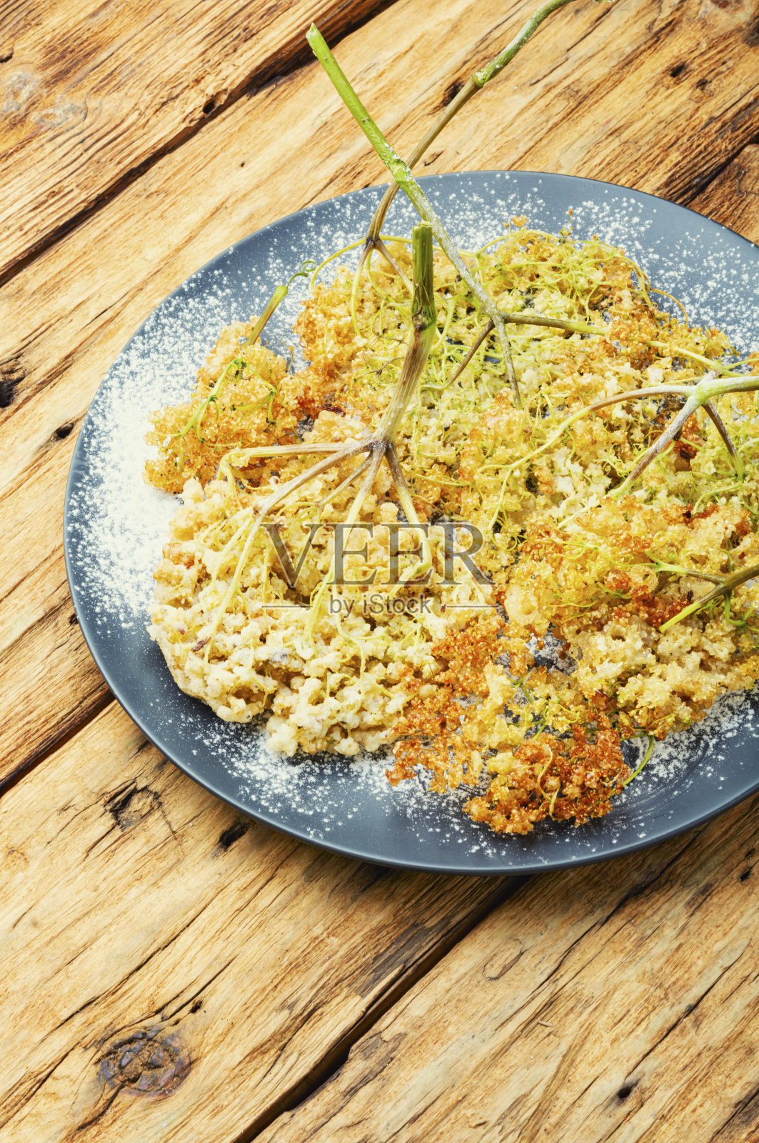 油炸接骨木花,季节性的食物照片摄影图片