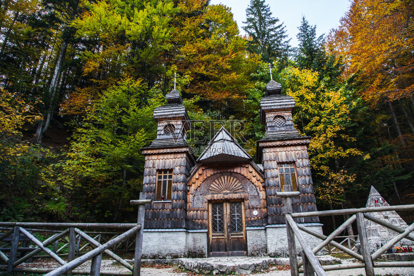 斯洛文尼亚特里格拉夫国家公园的俄罗斯教堂照片摄影图片