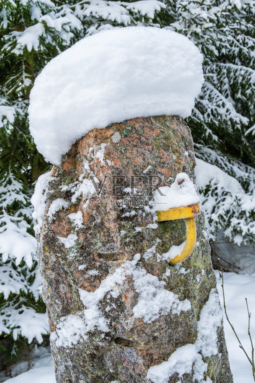 古老的石头门柱上有雪照片摄影图片