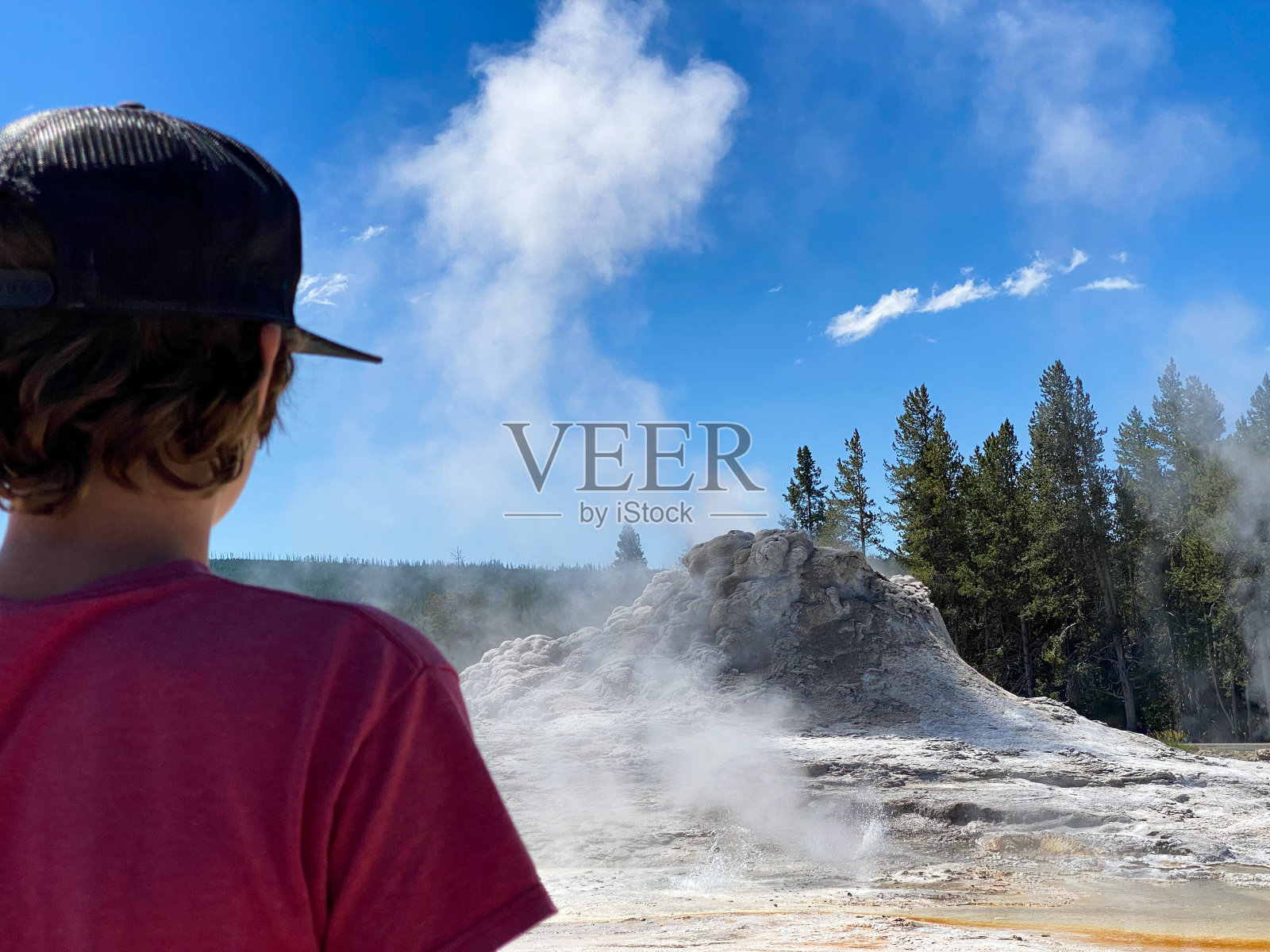 一名中学生正在黄石国家公园的美景中探索和徒步旅行照片摄影图片