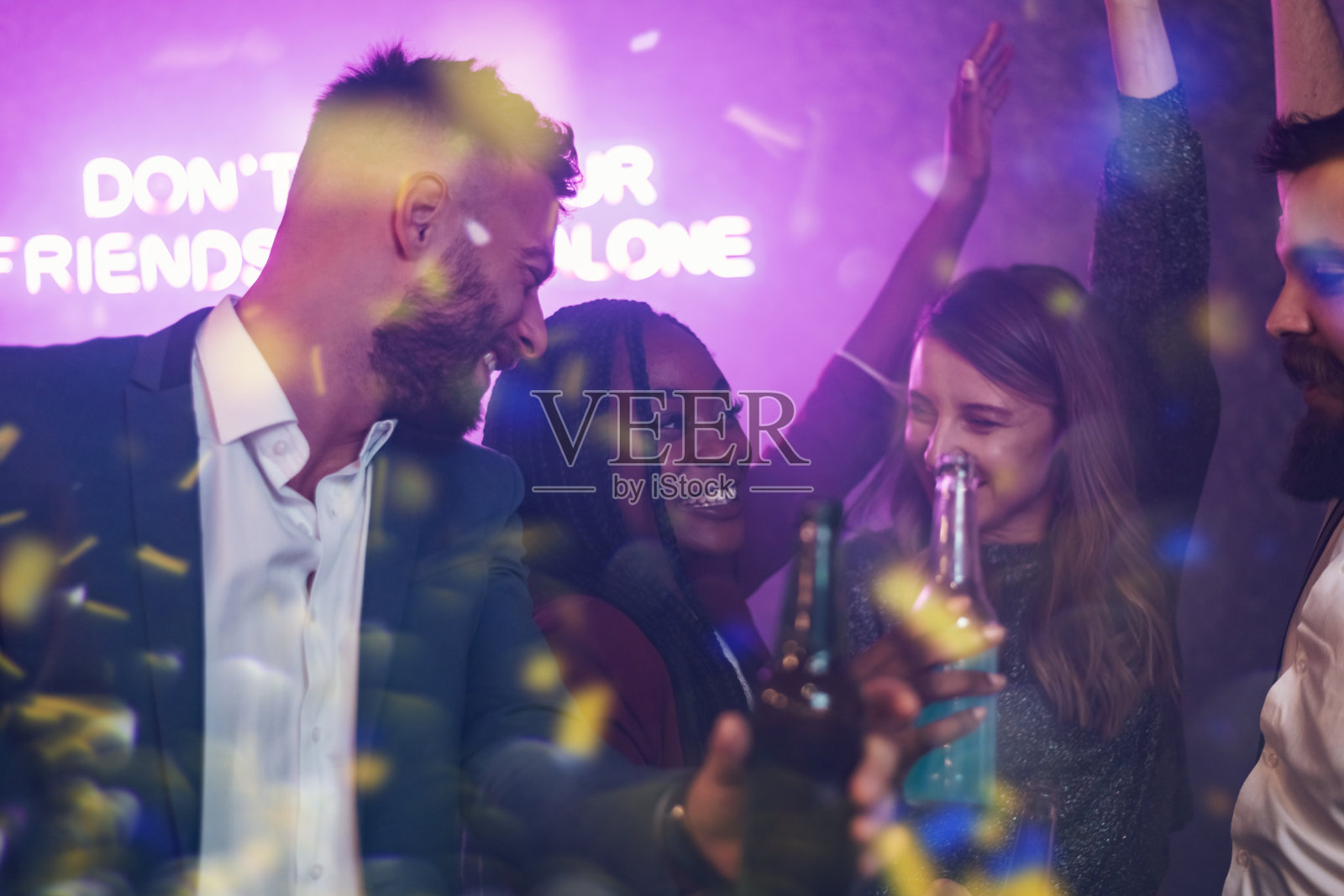 一群快乐的朋友在俱乐部的派对上跳舞照片摄影图片