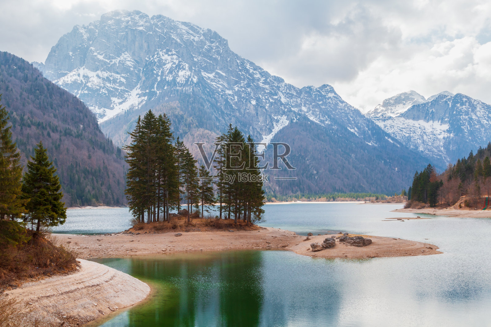 普雷迪尔高山湖在普雷迪尔山口,靠近塔维西奥,朱利安阿尔卑斯在斯洛文尼亚边境附近日落照片摄影图片