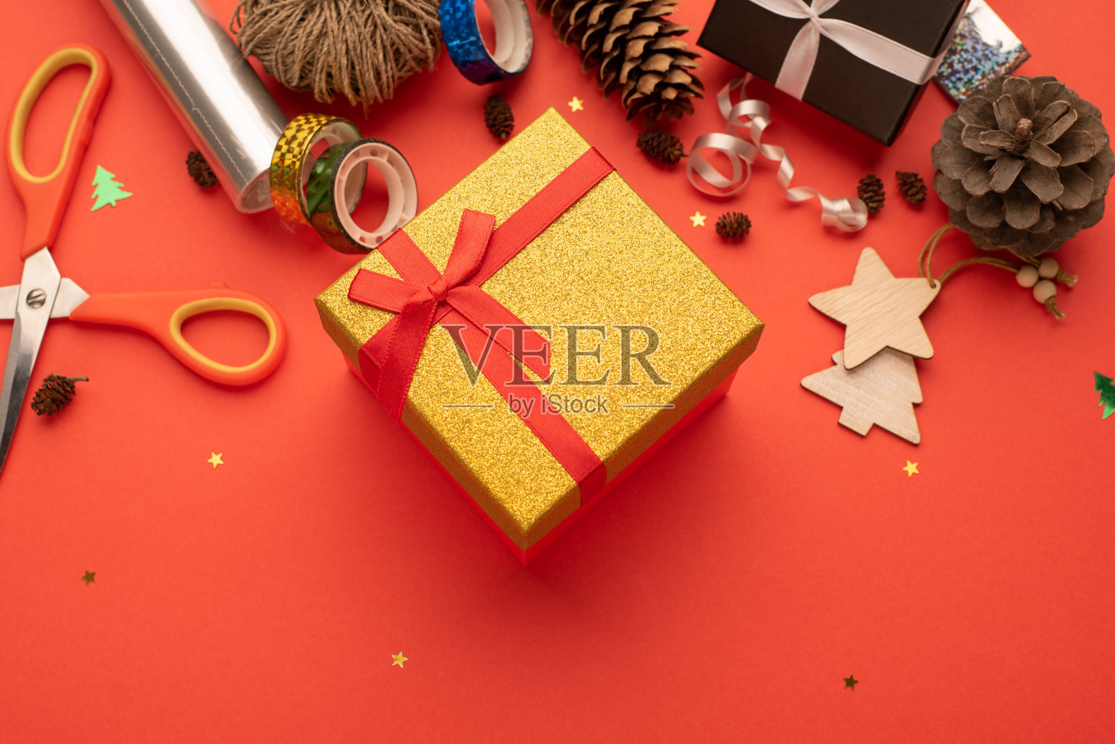 红色背景上的圣诞作文礼品盒。照片摄影图片