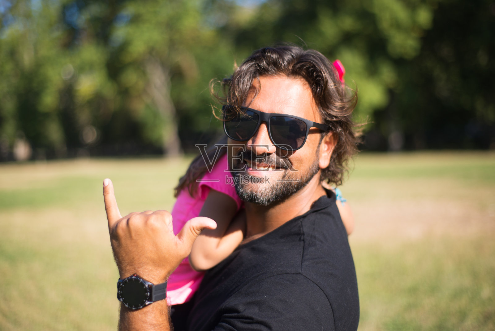 戴着黑色太阳镜的快乐父亲照片摄影图片