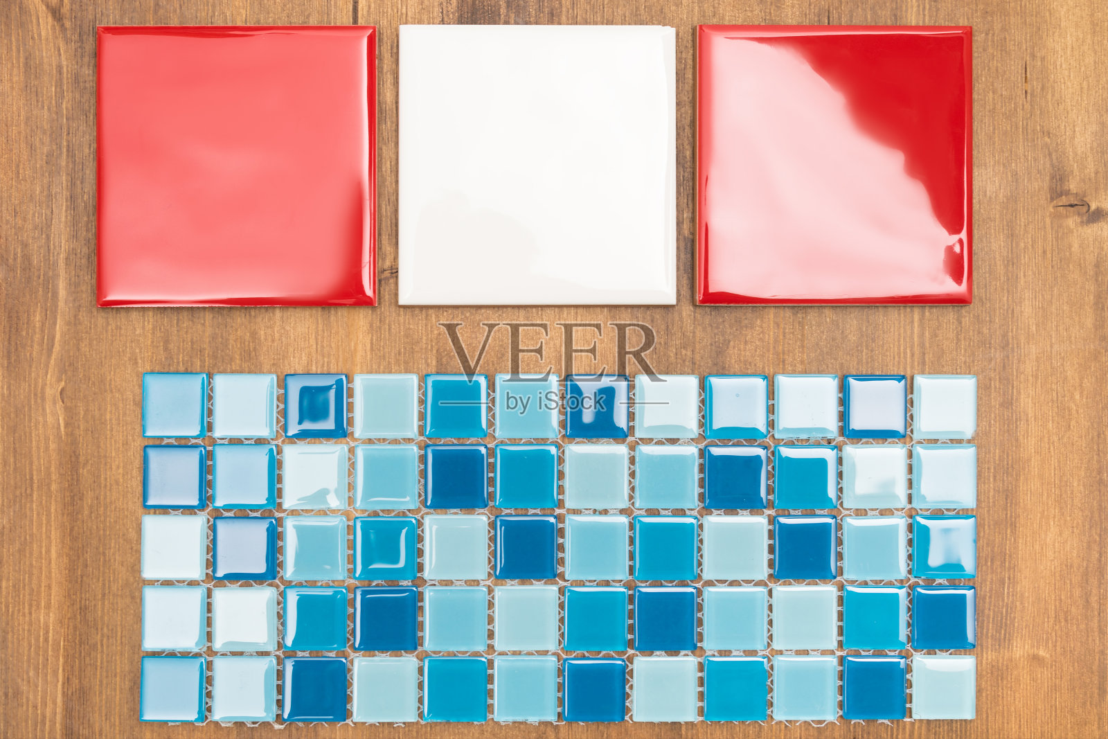 背景是木板上五颜六色的墙砖照片摄影图片