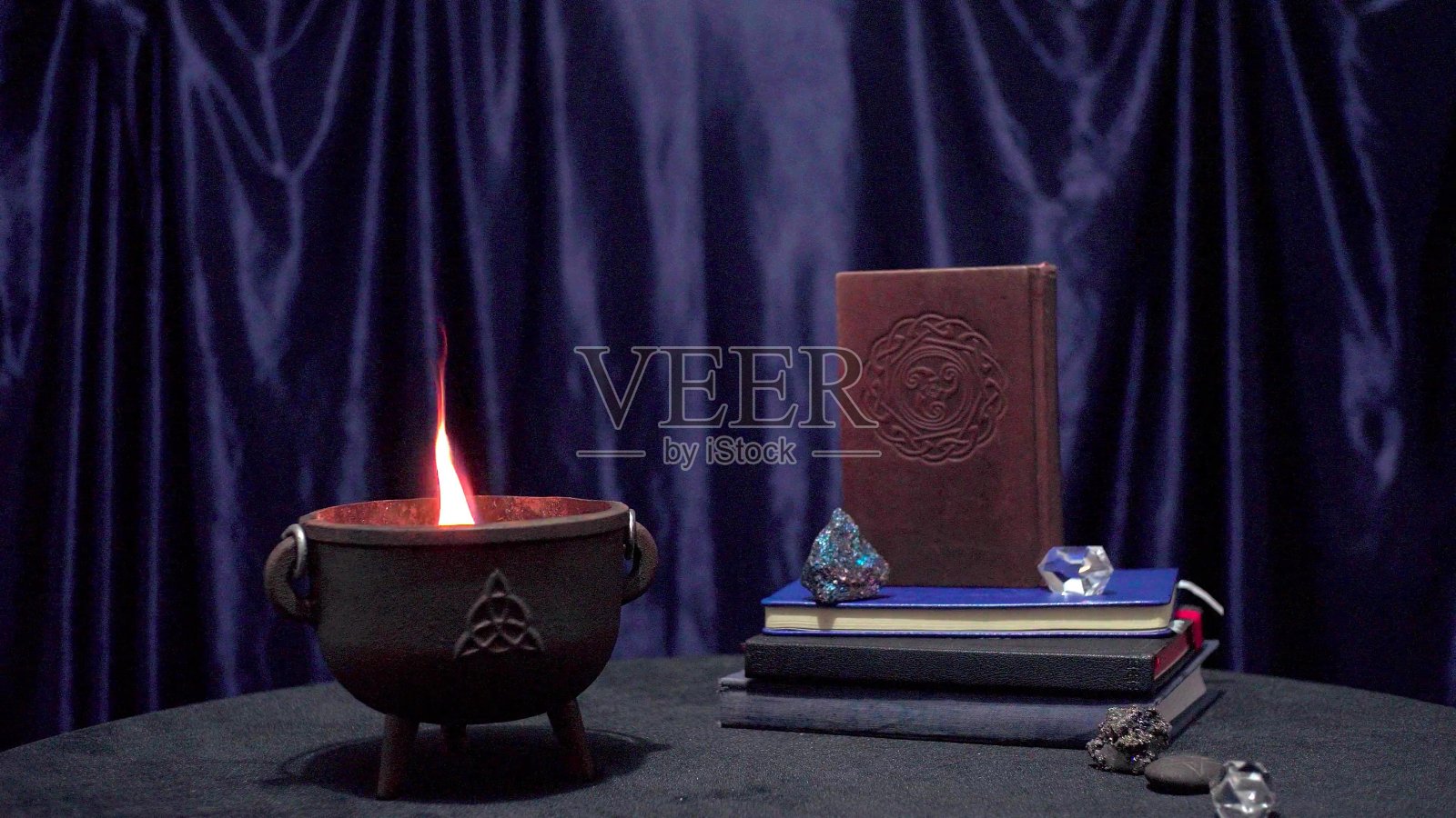 有精神物品的桌子照片摄影图片