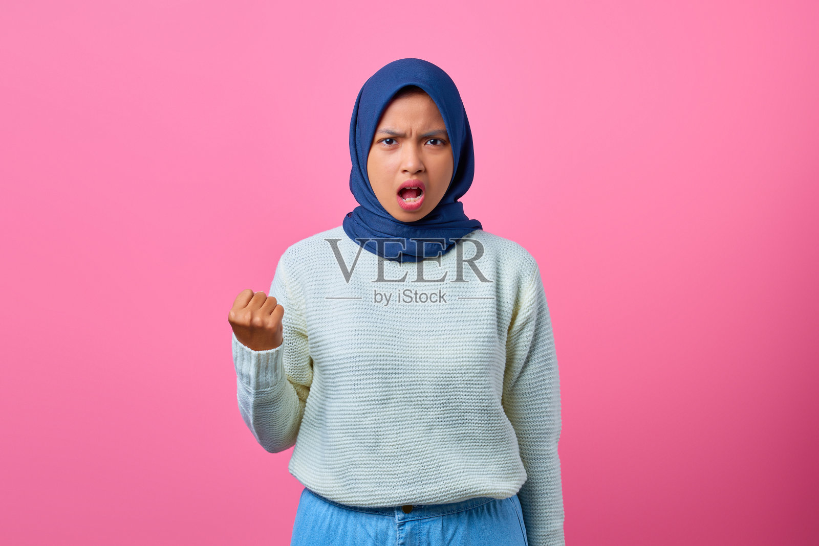 美丽的亚洲女人的肖像举起手愤怒的表情照片摄影图片