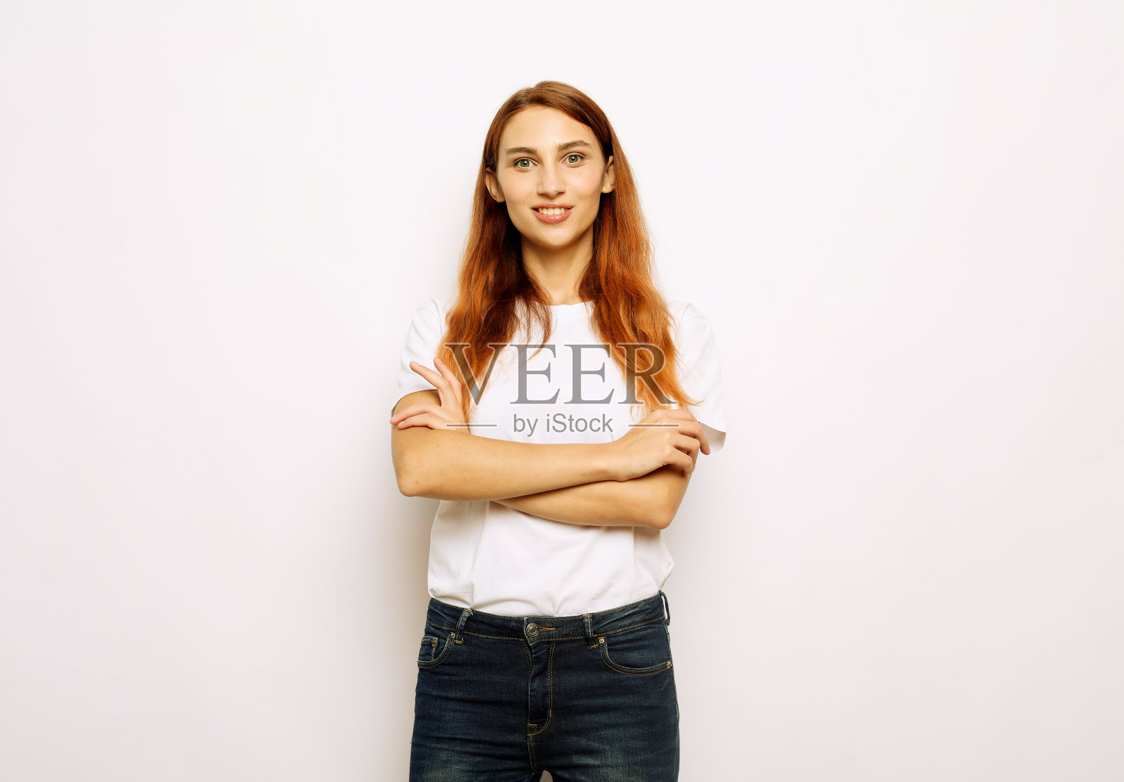 年轻的姜正面女性的肖像与愉快的表情,穿着休闲的衣服,在白色的背景照片摄影图片