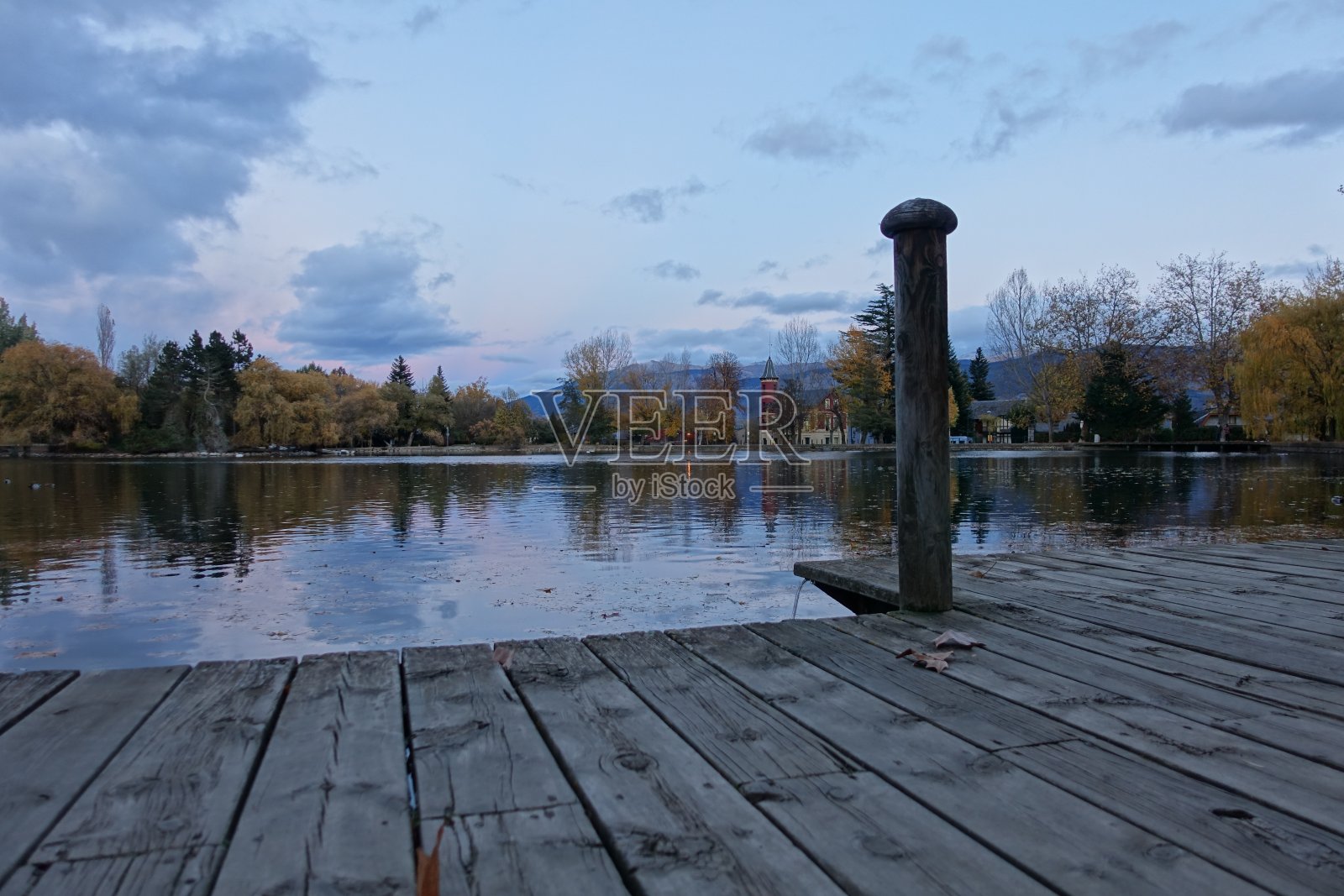 puigcerda湖的日落照片摄影图片