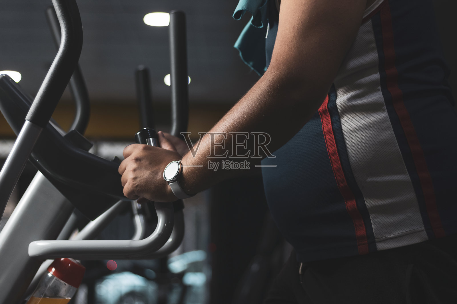 在健身房锻炼的有趣胖青年,努力与进步照片摄影图片