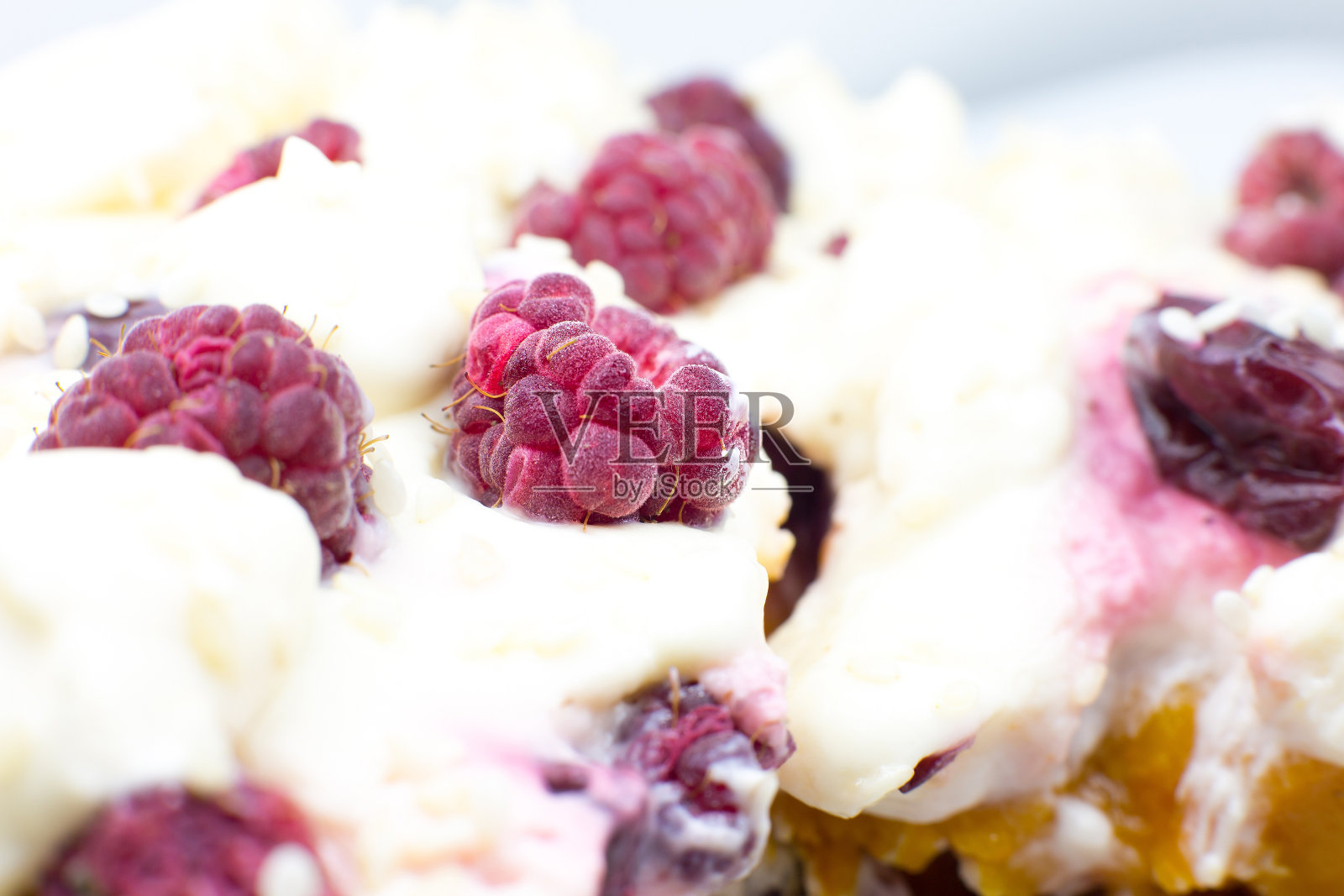 美味的自制奶油蛋糕,新鲜的樱桃和覆盆子。照片摄影图片