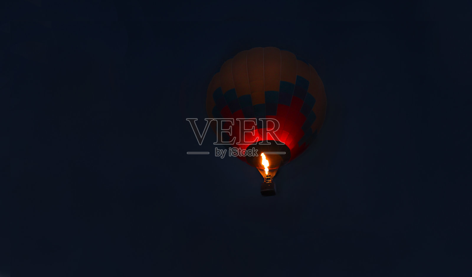 蓝色背景的热气球。照片摄影图片