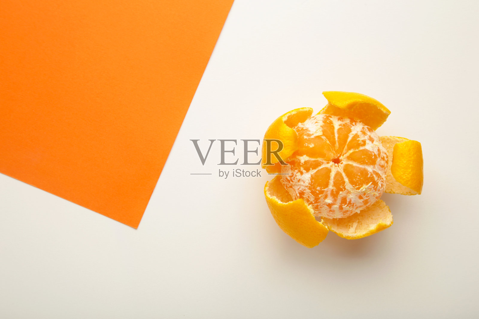 新鲜的去皮柑橘在五颜六色的背景。照片摄影图片