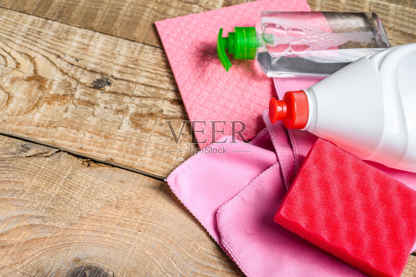 春季大扫除粉色家居用品。木制背景。前视图。本空间照片摄影图片