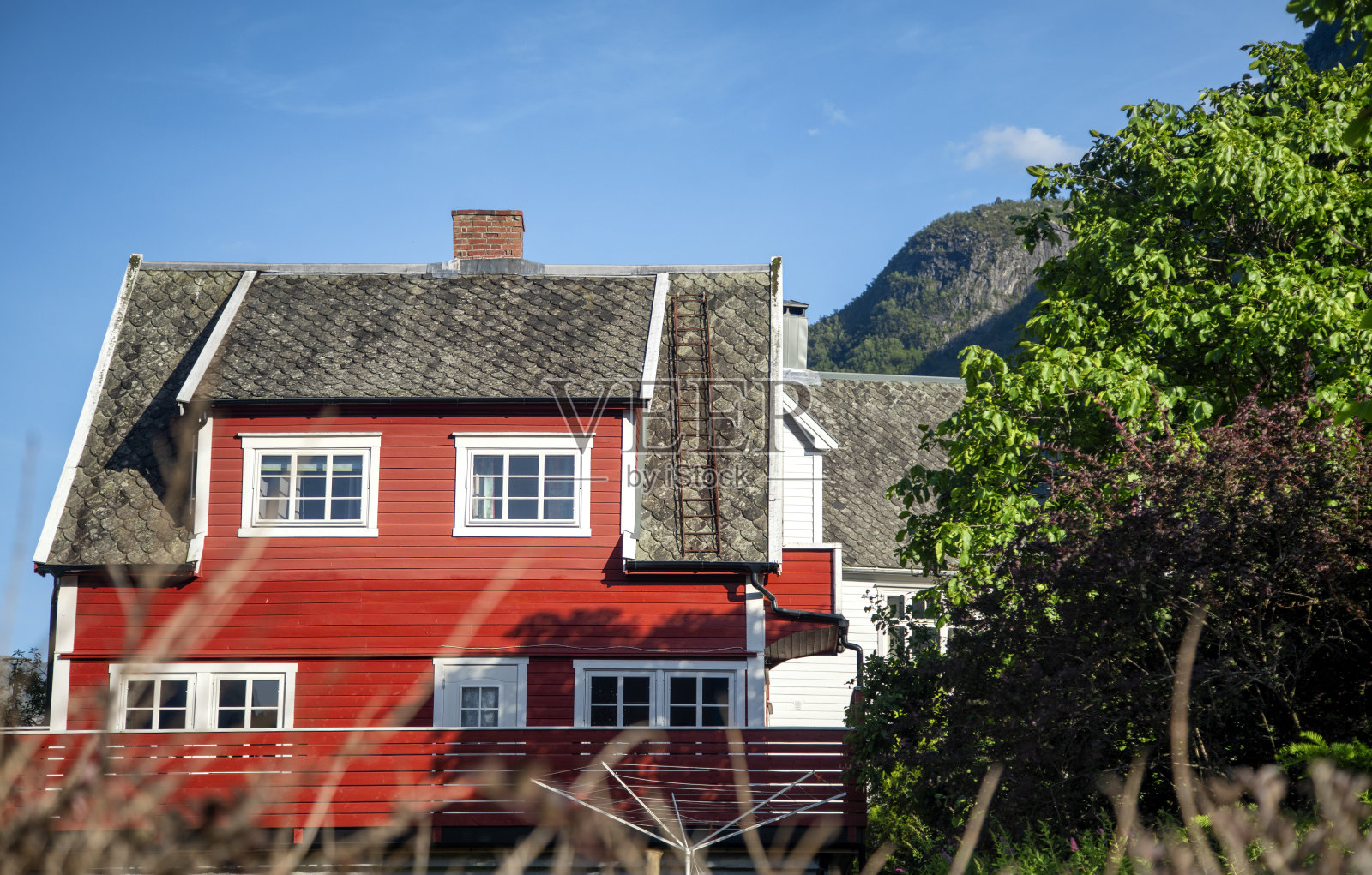 前往挪威。峡湾边的传统红房子。北方建筑与自然照片摄影图片