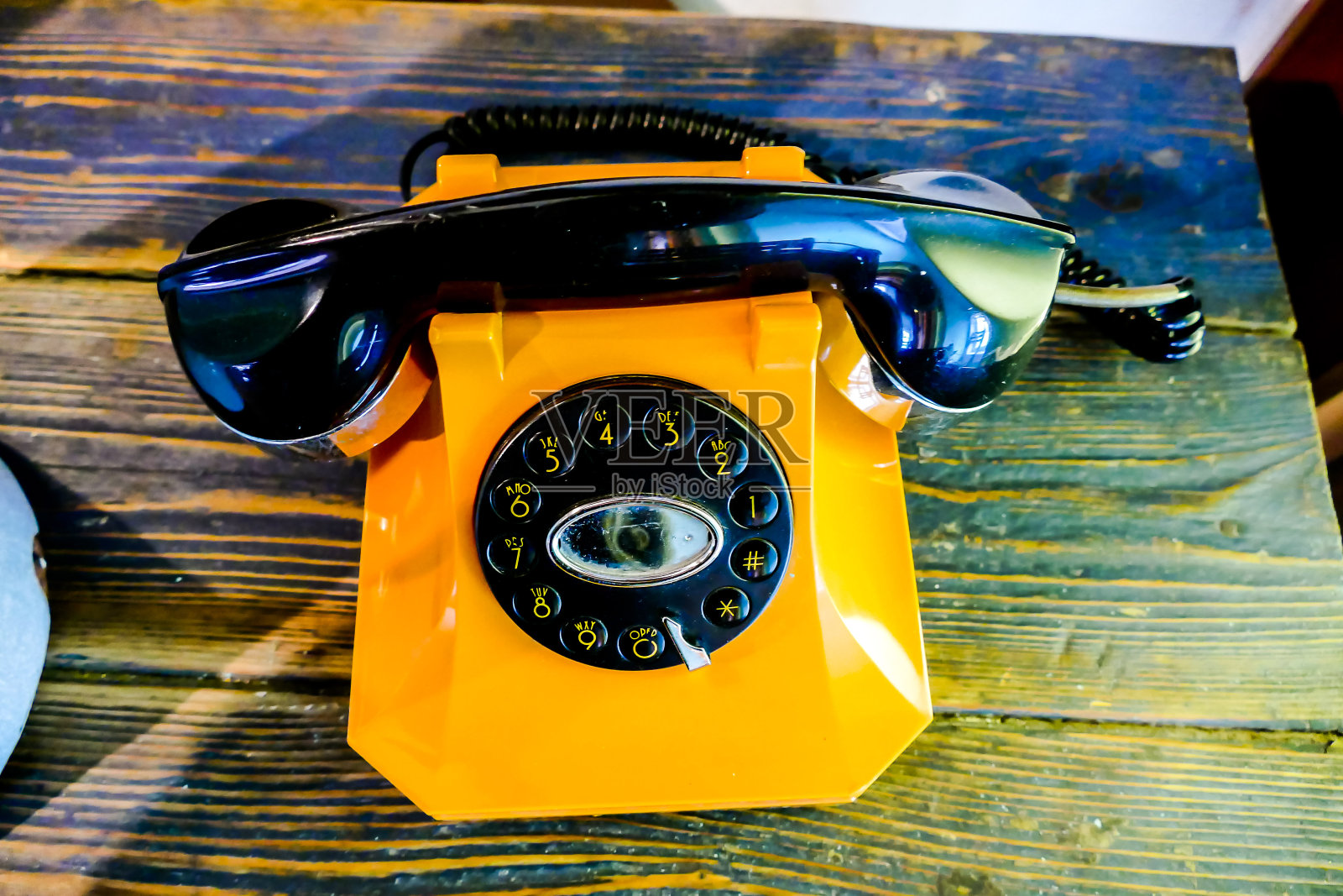 木制桌子上的旧电话,葡萄牙首都里斯本照片摄影图片