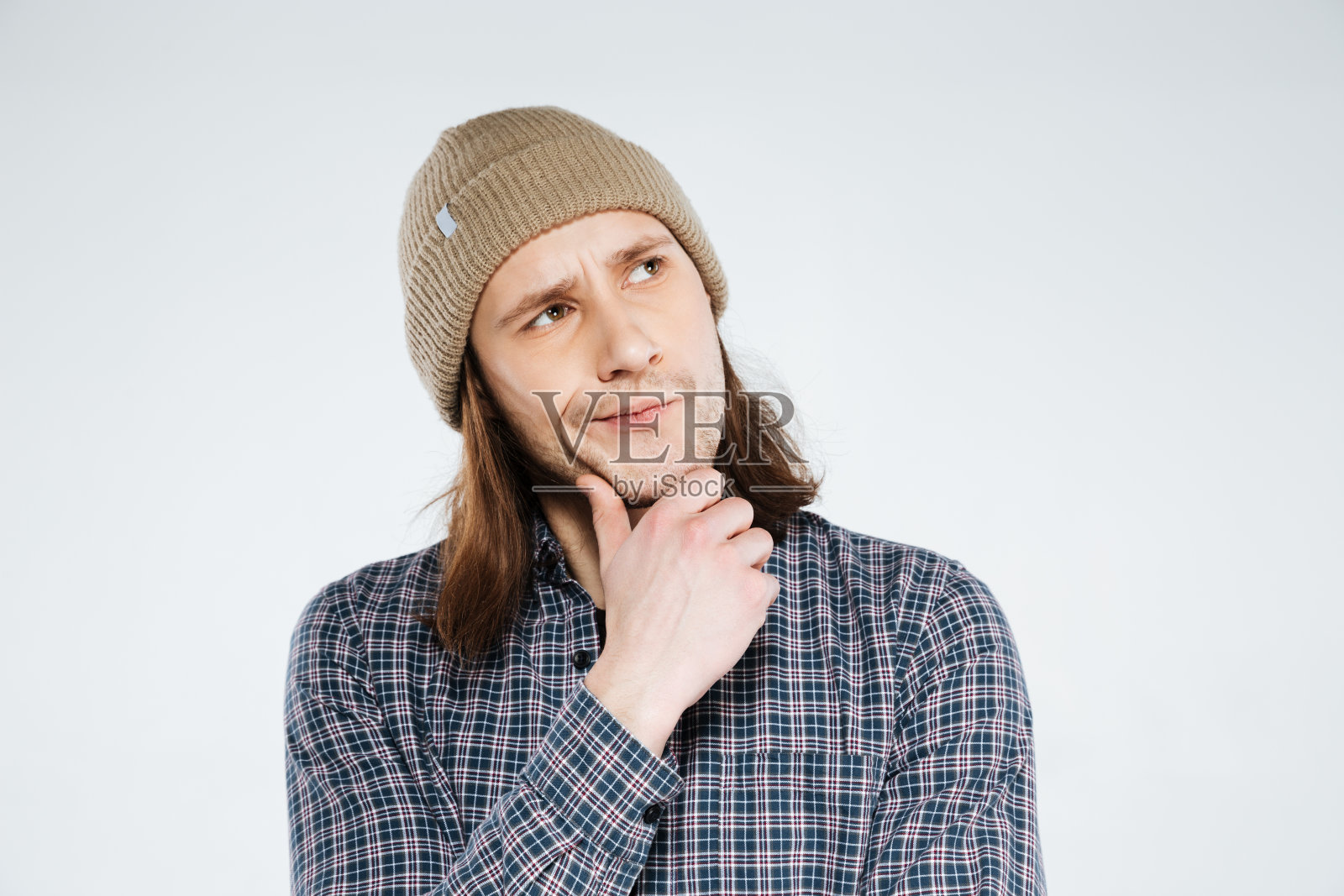 深思熟虑的嬉皮士抬头看向别处照片摄影图片