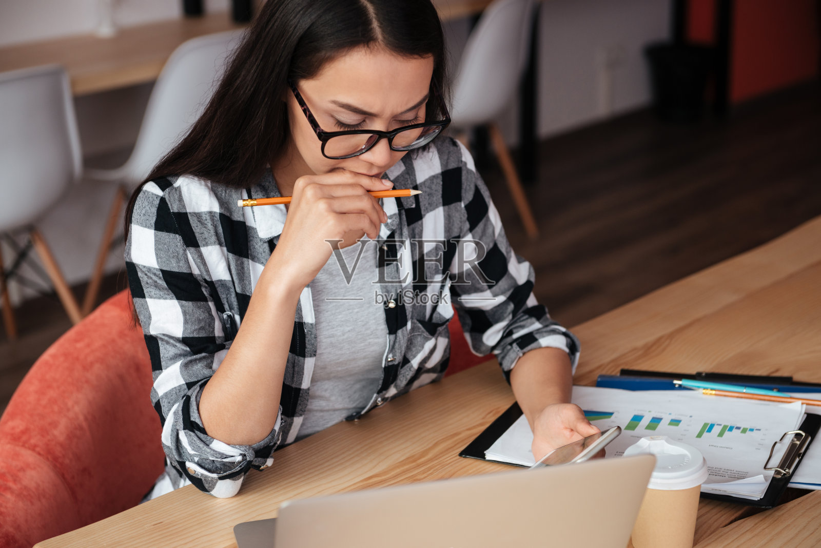 女士使用手机和笔记本电脑。照片摄影图片