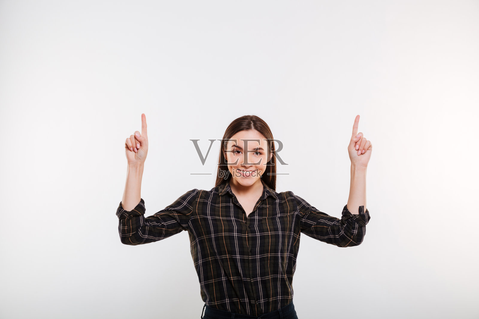穿着衬衫的微笑女人向上指着照片摄影图片