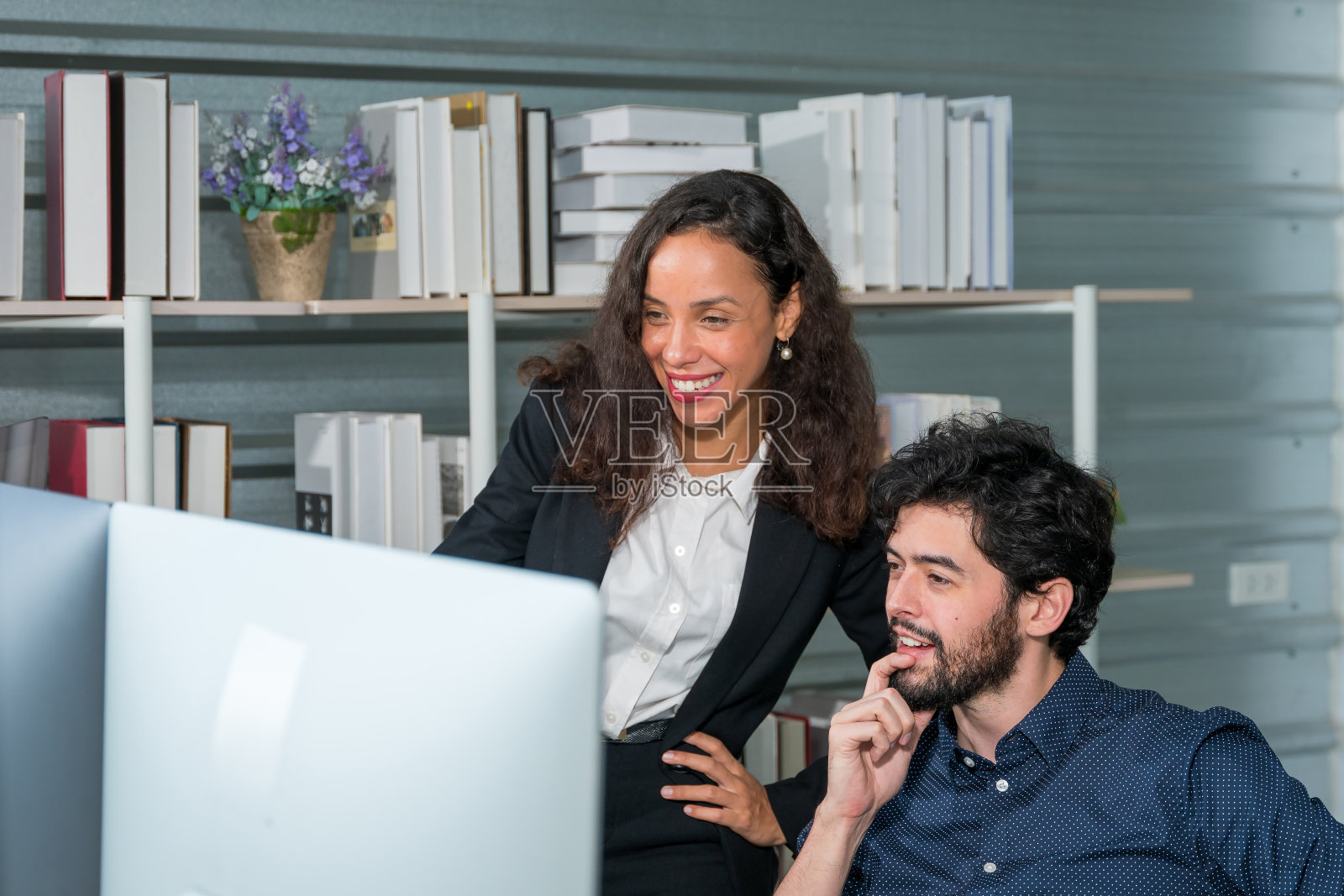 商人在会议室里用显示器聊天,以图表、概念、金融、营销、银行、合伙关系、炒股等形式展示会议内容。照片摄影图片