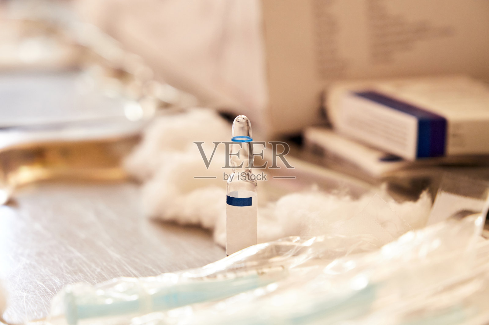 实验室桌子上的冠状病毒疫苗瓶。流行的概念。照片摄影图片