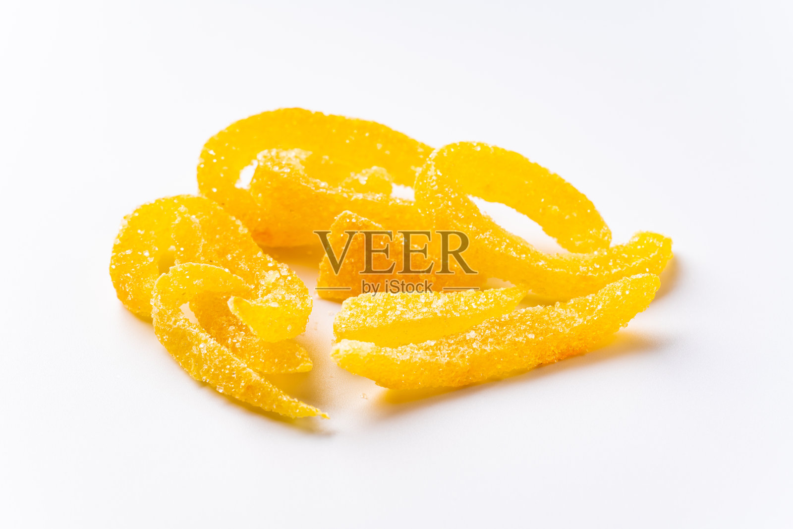 白色背景上的蜜饯桔皮。照片摄影图片