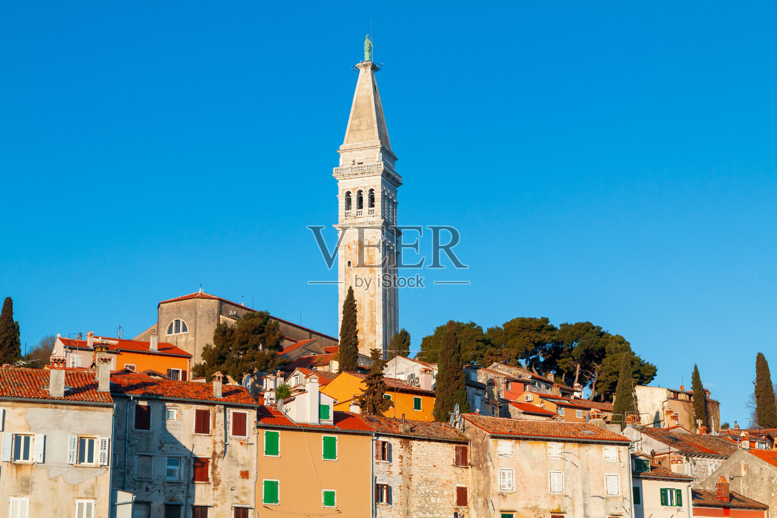 罗维尼舒适的海滨老城,日出时位于亚得里亚海伊斯特里亚半岛的港口照片摄影图片