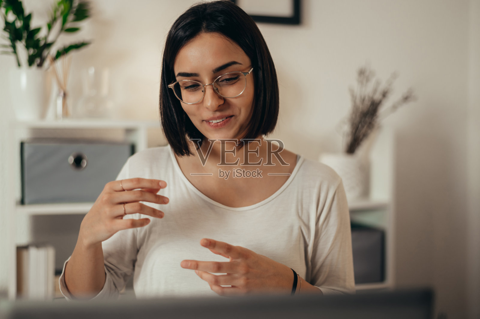 在家工作时使用笔记本电脑进行在线会议照片摄影图片