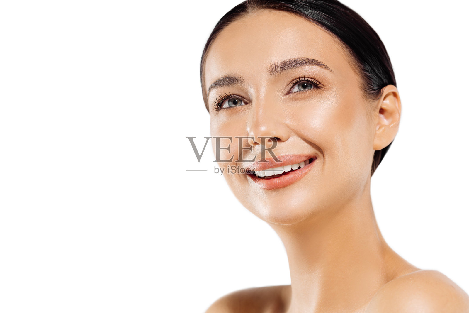 一个美丽的女孩的肖像与干净的健康的皮肤在白色的背景,梦幻美丽的女人与自然的化妆照片摄影图片