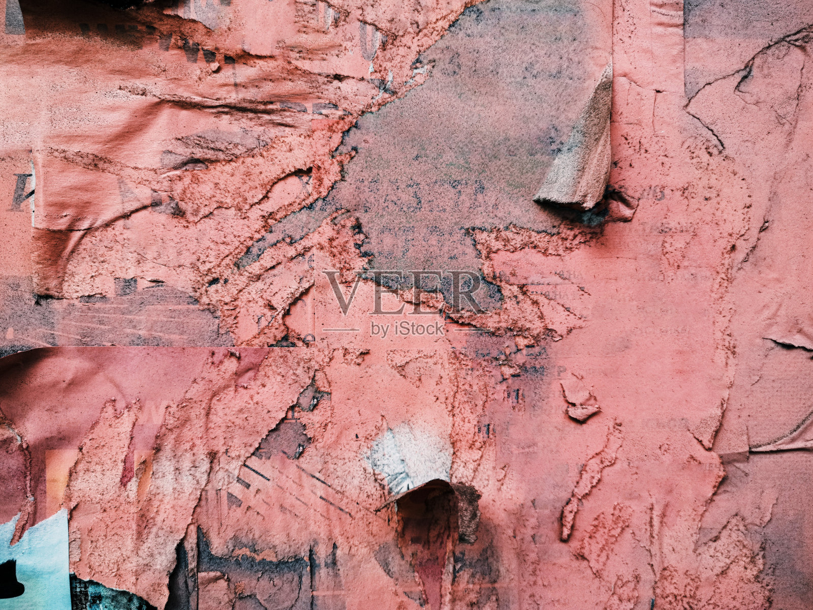 老旧的海报贴在墙上,在你的垃圾背景里被撕破照片摄影图片