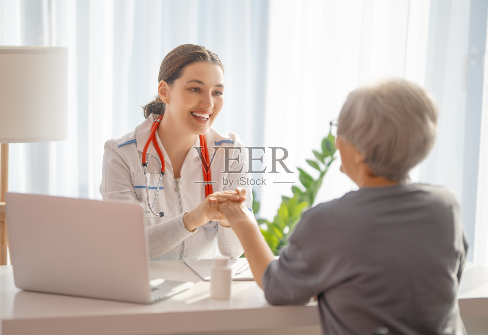 病人在听医生说话照片摄影图片