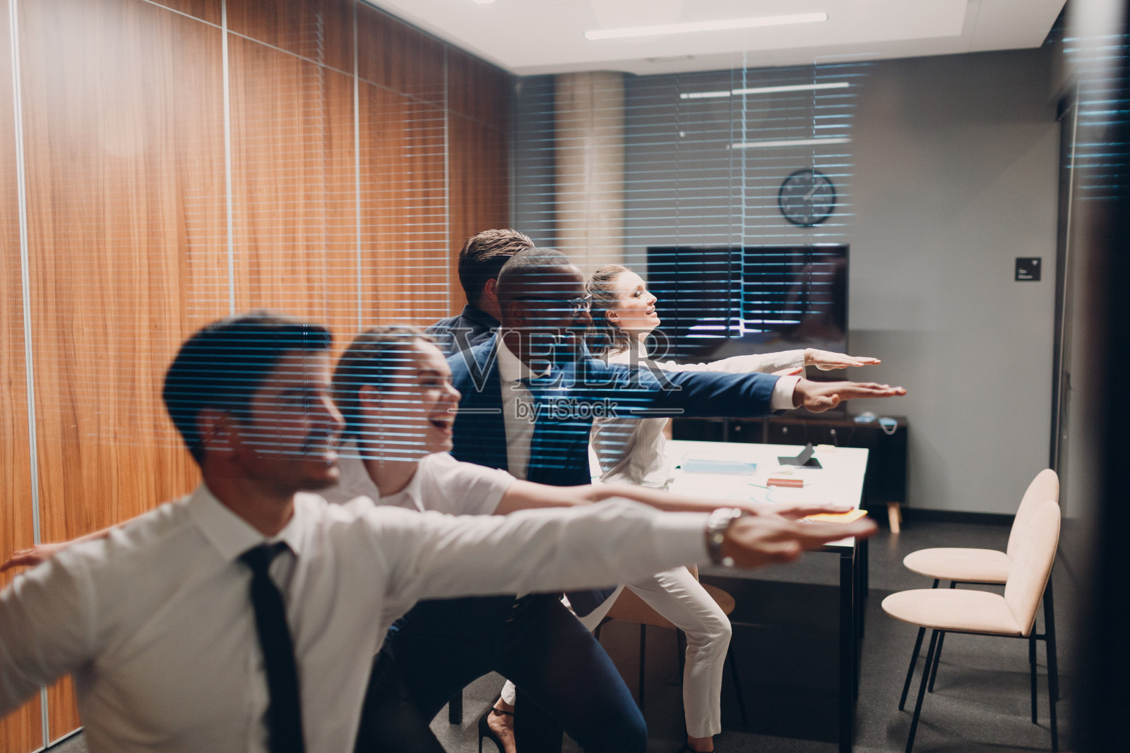 商人和女商人团队在办公室开会。商务人士分组会议讨论,与老板男女同桌。照片摄影图片