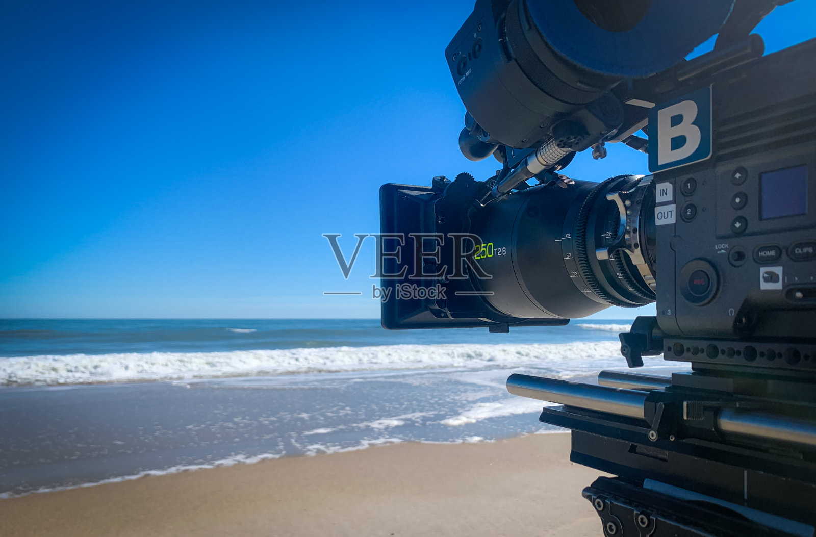 海滩上的电影摄像机照片摄影图片