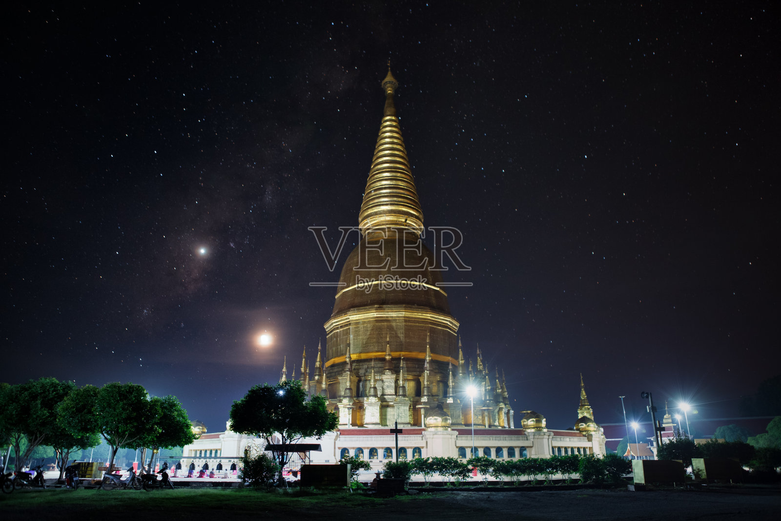 银河之星美丽的天空,在瓦帕巴特汤姆,李区,泰国兰蓬省。照片摄影图片