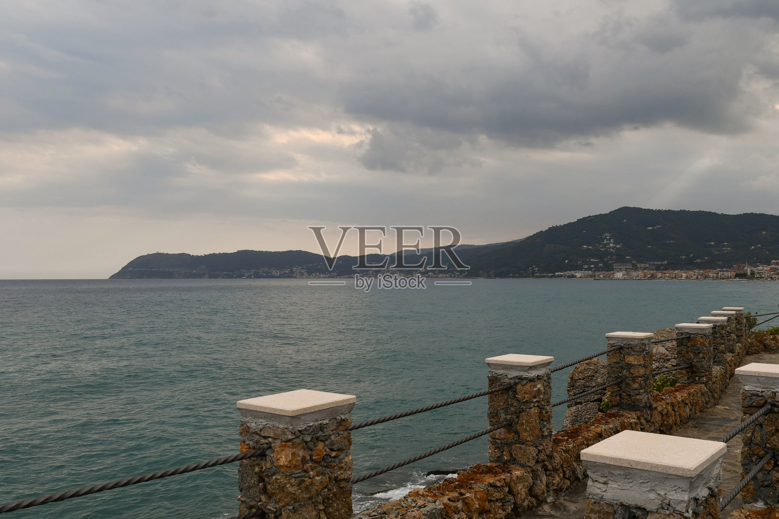 意大利利古里亚萨沃纳,夏季风暴期间,从海滨与卡波梅莱海角的阿拉西奥湾的风景照片摄影图片