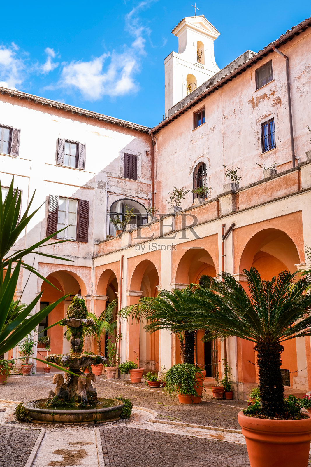 位于古罗马中心的圣方济会科斯马斯和达米安圣徒大教堂的回廊照片摄影图片