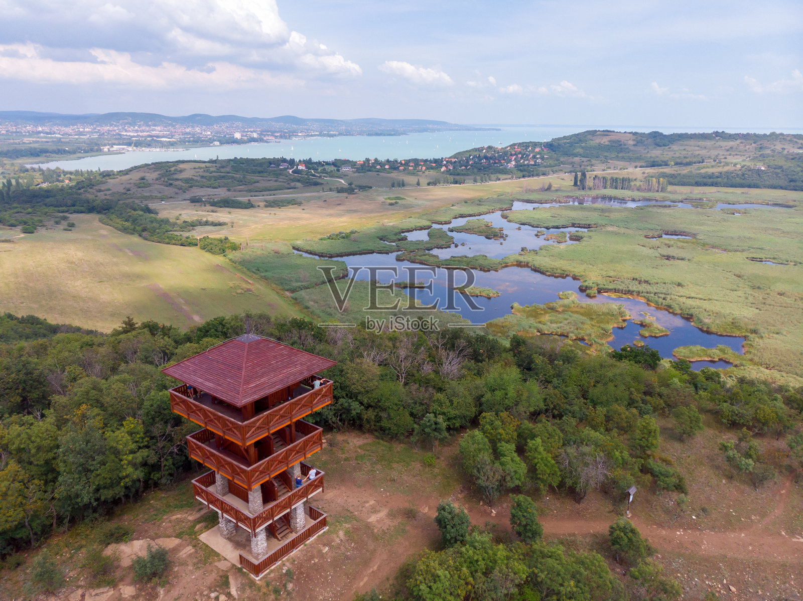 泰哈尼市和泰哈尼修道院的鸟瞰图,背景是巴拉顿高地的巴拉顿湖照片摄影图片