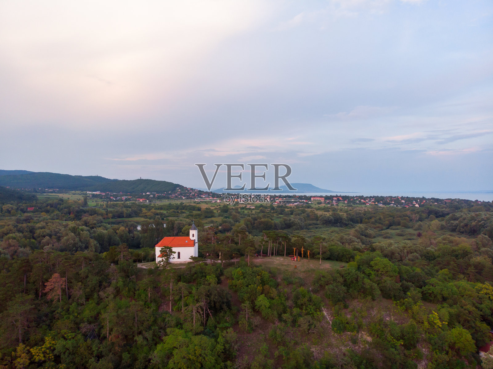 鸟瞰巴拉顿湖附近的山顶教堂(圣迈克尔教堂),在Vonyarcvashegy日落照片摄影图片