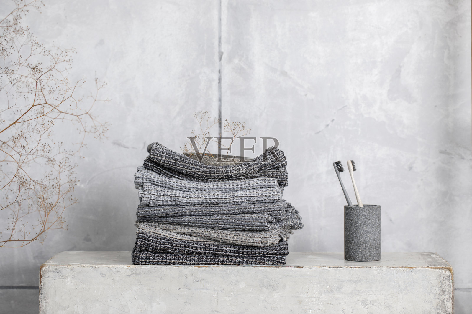 有机华夫饼亚麻毛巾,竹牙刷,浴室零废物配件在现代浴室室内灰色阴影。日常身体护理,水疗和健康零浪费的浴室概念照片摄影图片