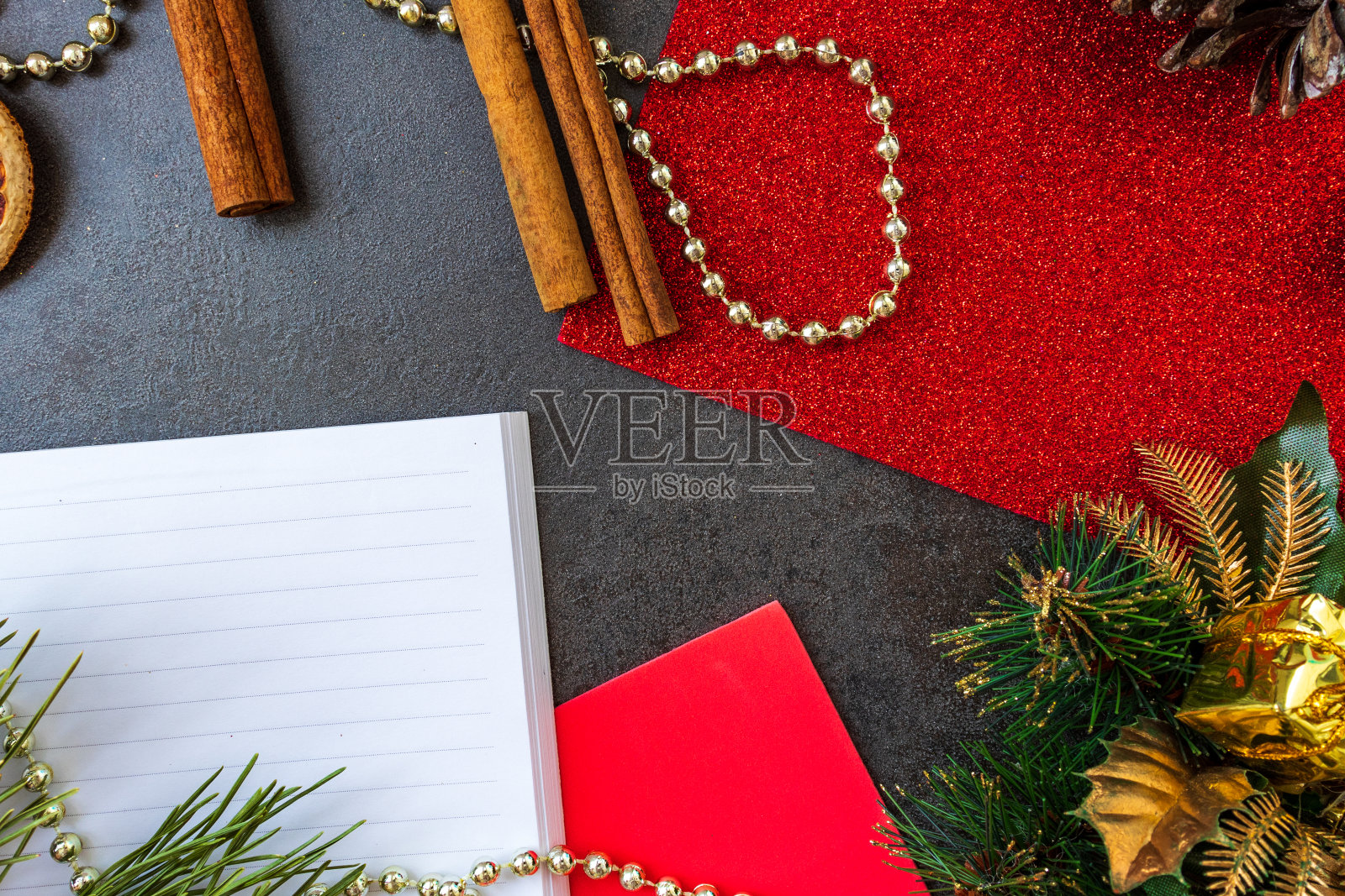 新年快乐。假日装饰或明信片概念与平铺复制空间照片摄影图片