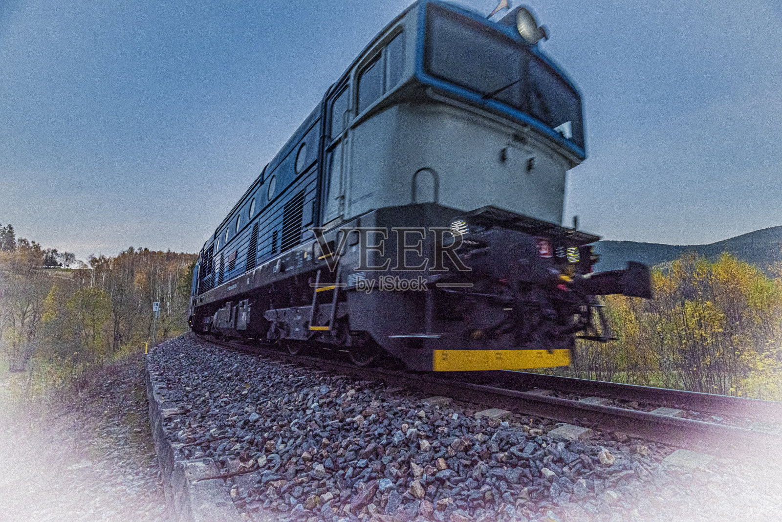 傍晚,在杰塞尼克山的Ostruzna和Ramzova村附近,有大火车照片摄影图片