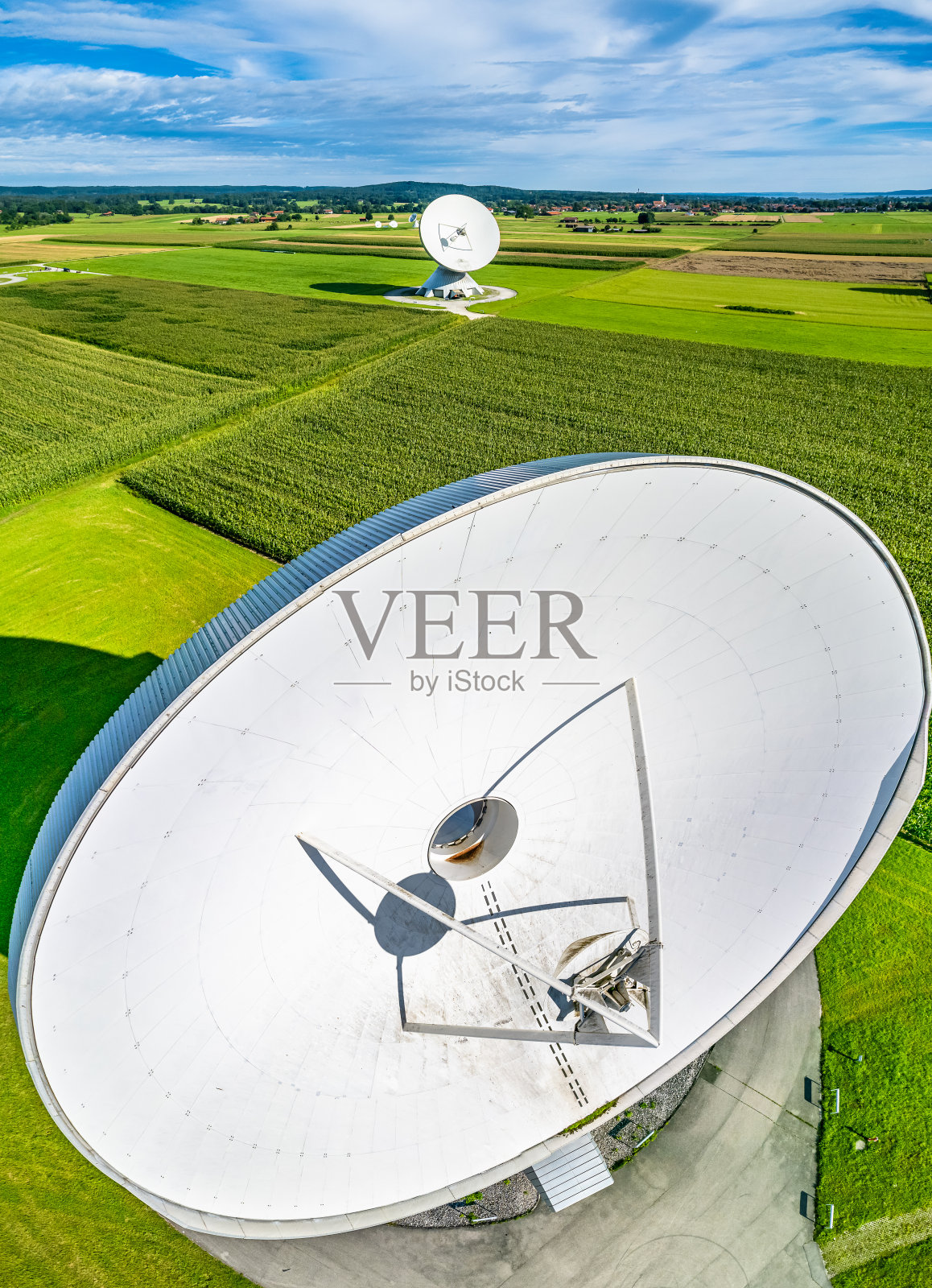 地面通信区正在上升照片摄影图片