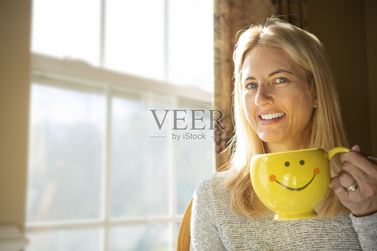 带着快乐咖啡的微笑女人照片摄影图片