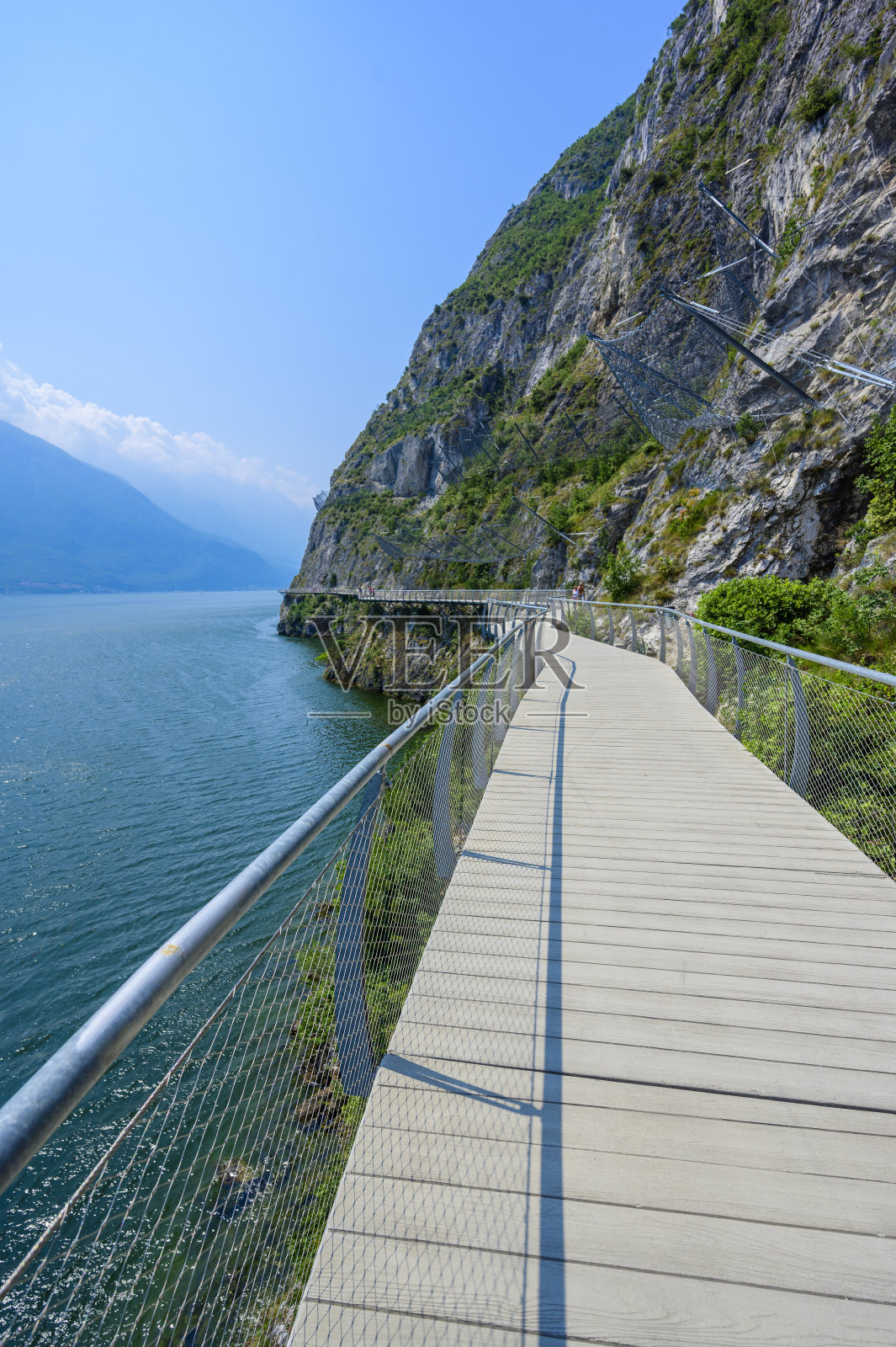 意大利布雷西亚的旅游胜地,风景秀丽的利蒙南加尔达的自行车道和步道横跨加尔达湖照片摄影图片