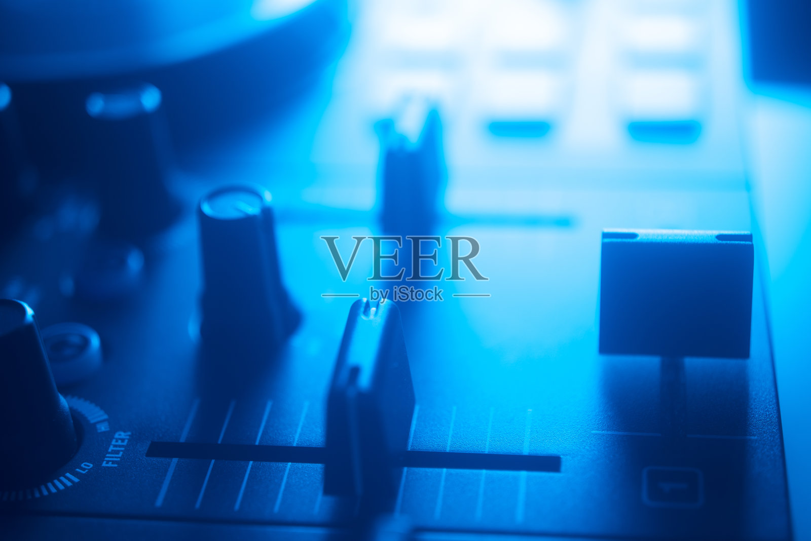 DJ混合台转盘彩色婚礼迪斯科派对灯。照片摄影图片