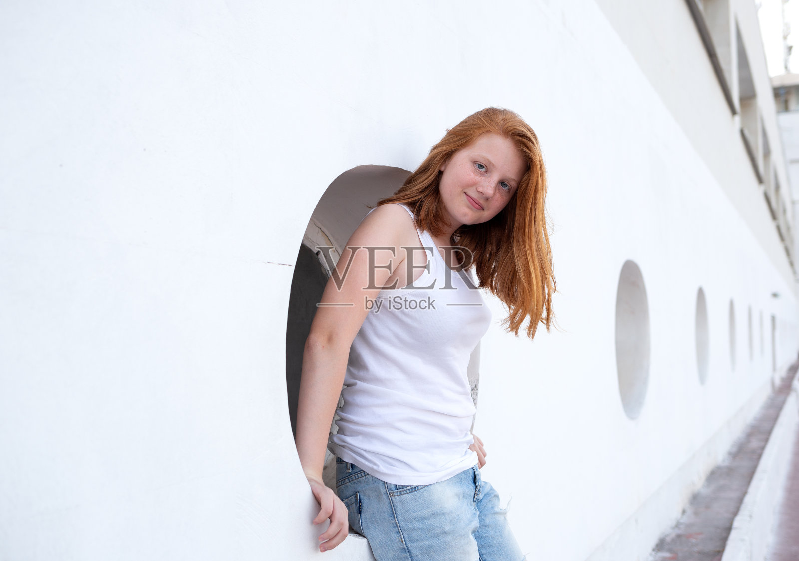 一个红发少女的肖像照片摄影图片