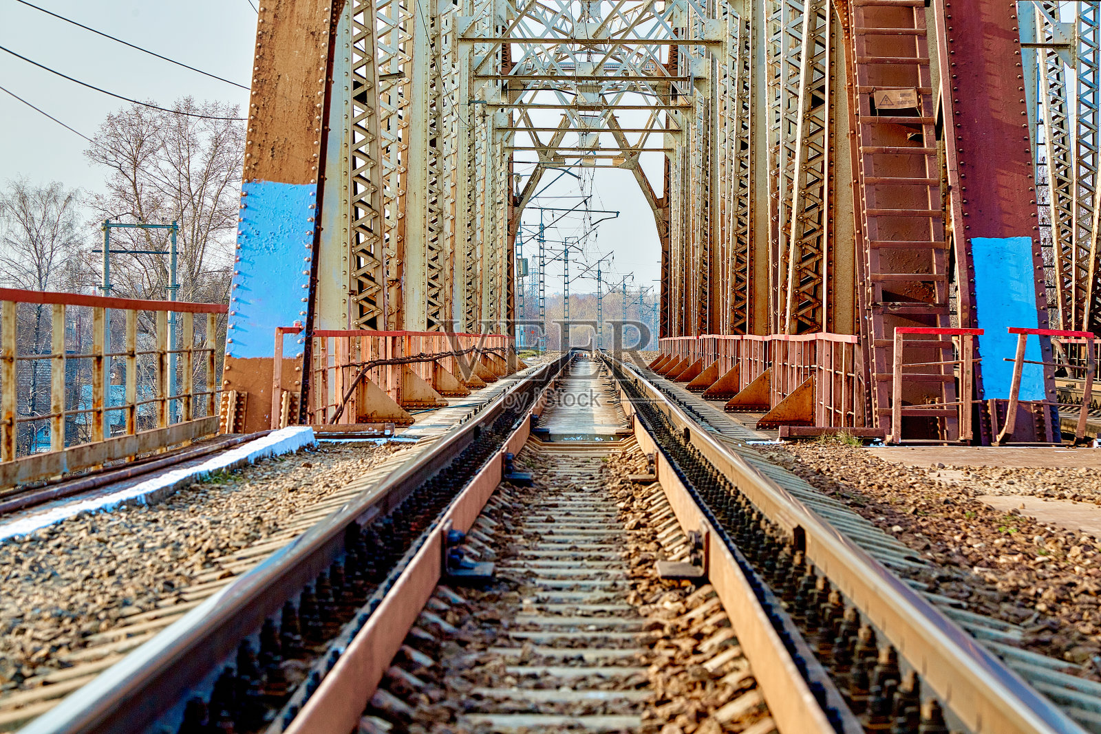 可靠的铁路桥,在美丽的自然和蓝天的衬托下。透过桥看。Backgound照片摄影图片